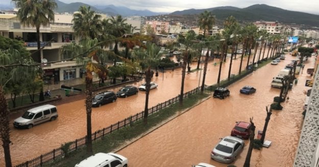 Gazipaşa'da kısa süren şiddetli yağış sele sebep oldu