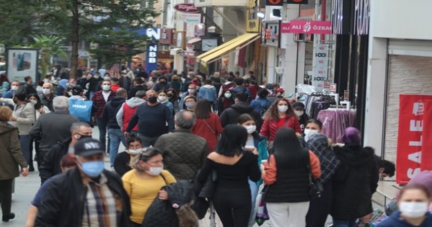 Girişin sınırlandırıldığı caddede tehlikeli yoğunluk