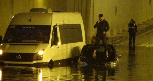 Göle dönen alt geçitte araç içinde mahsur kaldılar