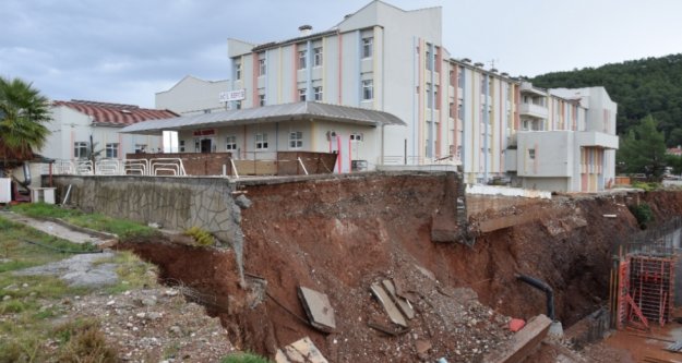 Hastanenin acil servisi heyelan nedeniyle boşaltıldı