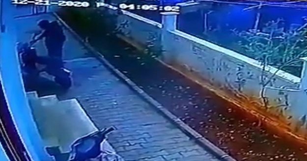 Hırsızın gözüne kestirdiği elektrikli bisikleti çalması güvenlik kamerasında