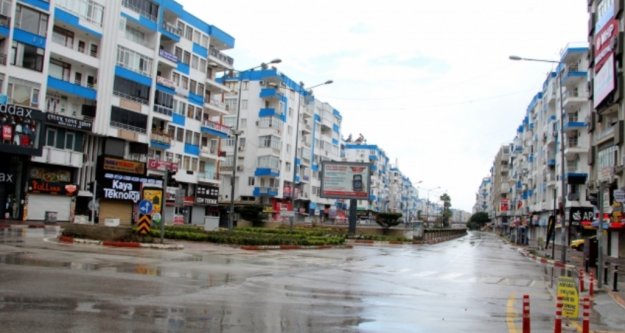 Kısıtlama yağışlı havayla birleşince Antalya sessizliğe büründü