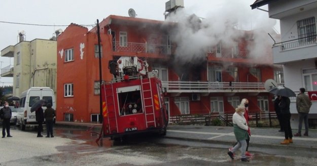Lojman olarak kullanılan binadaki yangın korkuttu