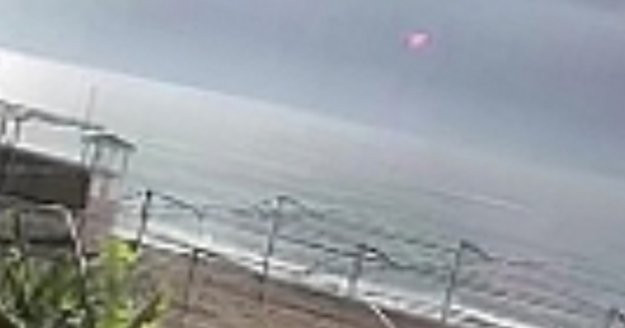 Otel çalışanı havada duran esrarengiz cismi görünce şoke oldu