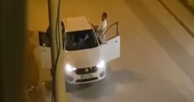 Otomobil içerisindeki kadının yüzüne tekme