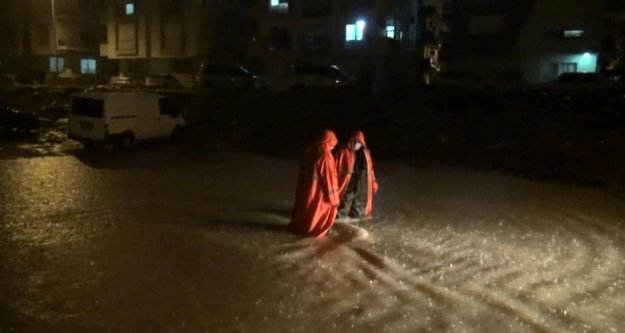 Şiddetli yağış su baskınlarına neden oldu