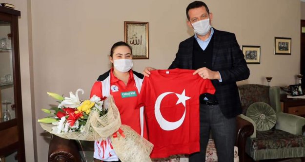 Ürkmezer'den Alanyalı milli sporcuya anlamlı ziyaret