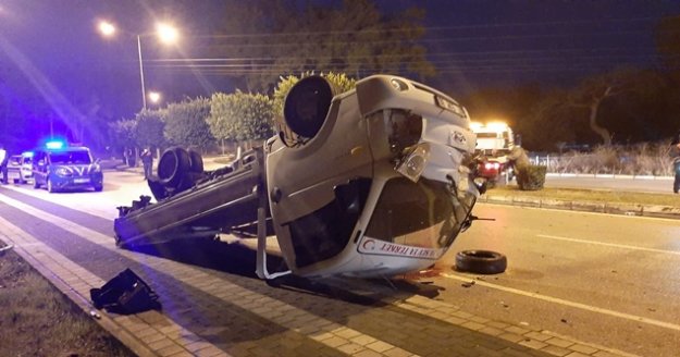 Virajı alamayan kamyonet devrildi: 1’i ağır 2 yaralı