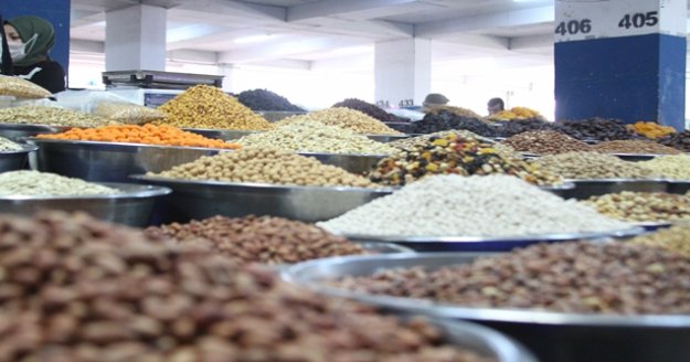 Yeni yılı evlerinde geçirecek olan Antalyalılar pazarlara akın etti, sosyal mesafe hiçe sayıldı