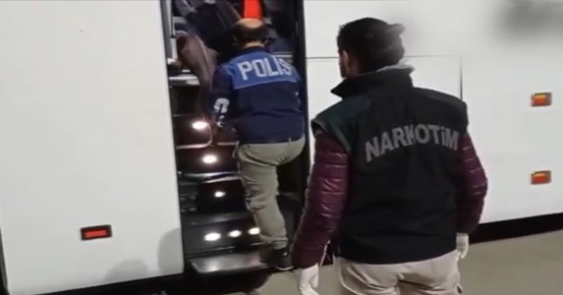 Yolcu otobüsünde uyuşturucu sevkiyatına polis müdahalesi: 3 gözaltı