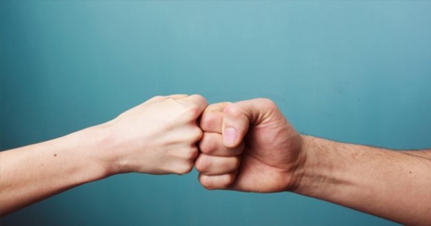 Yumruk yumruğa tokalaşma da tehlikeli