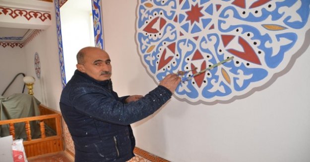 30 yıldır cami duvar ve kubbelerini fırça darbeleriyle oya gibi işliyor