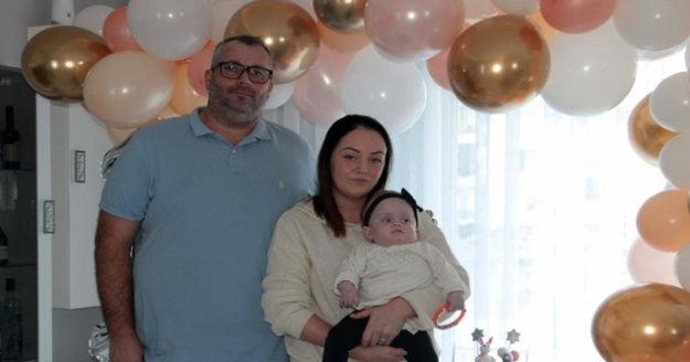 Alanya'da  İsveçli çiftin 910 gram dünyaya gelen bebekleri Alicia savaşı kazanıp 1 yaşına girdi