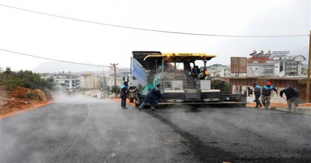 Alanya'da Karakocalı'da bağlantı köprüsüne sıcak asfalt
