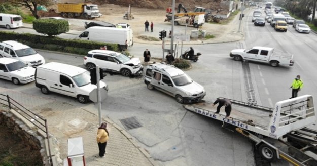 Alanya'da kırmızı ışıkta 3 araçlı zincirleme kaza: 4 yaralı