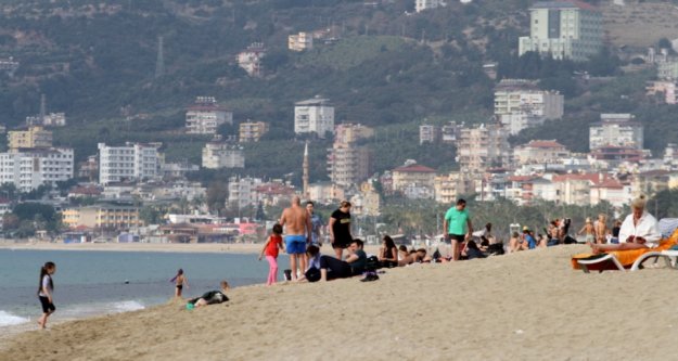 Alanya'da kısıtlamadan muaf turistler plajları doldurdu