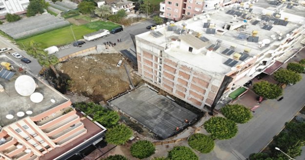 Alanya'da yıkım sırasında temeli zarar gören 38 yıllık bina boşaltıldı