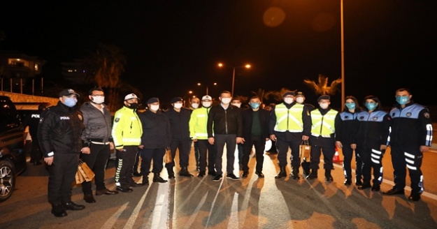 Alanya’da sağlık çalışanları ve güvenlik güçlerinin yeni yılı görevi başındayken kutlandı