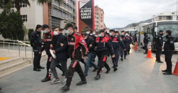 Alanya’da uyuşturucu operasyonunda adliyeye çıkartılan 25 şüpheli tutuklandı