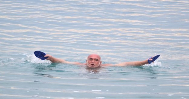 Antalya'da soğuğa inat deniz keyfi