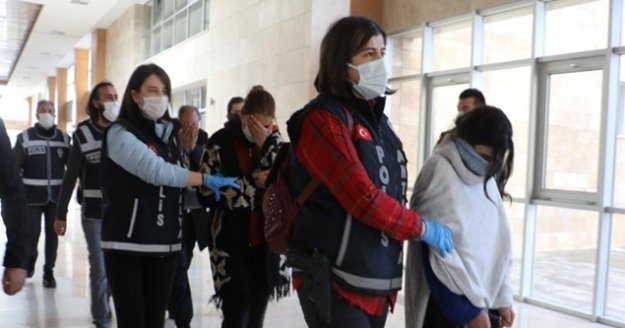 Antalya’da 1 milyon liralık ziynet eşyası vurgunu yapan ‘Altın Kızlar’ tutuklandı