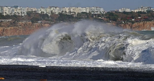 Antalya’da fırtına sonrası inanılmaz görüntüler