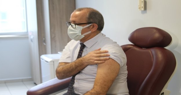 Antalya’da korona virüs aşısının ilk dozu İl Sağlık Müdürüne yapıldı