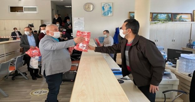Başkan Şahin kolonya ve maske dağıttı