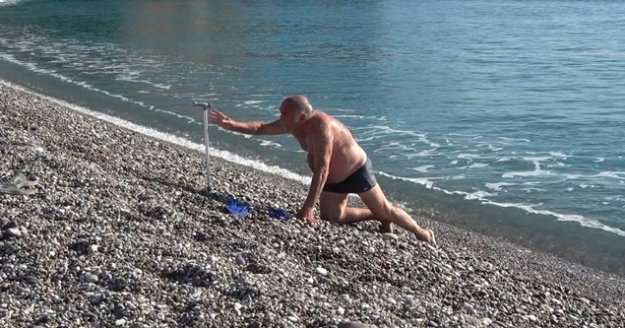 Bastonuyla buz gibi denize girip soğuğa meydan okudu