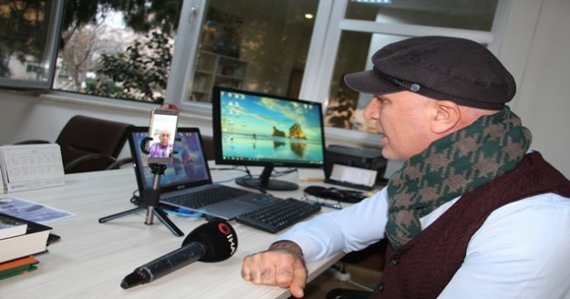 Bu çağrı merkezi yaşlıların kafasındaki aşı sorularına cevap veriyor