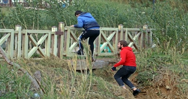 Çamur akan şelalede gençlerin tehlikeli eğlencesi