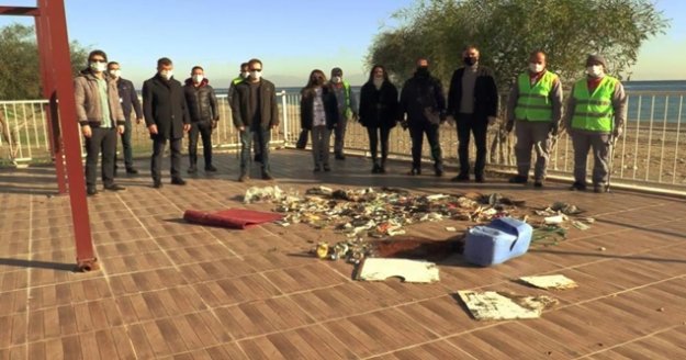 Deniz çöpleri izleme programı kapsamında Kemer'de sahil temizliği