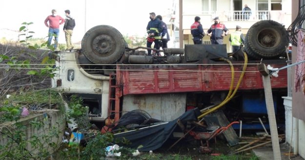 Freni boşalan sondaj makinesi yüklü kamyon apartmanın bahçesine uçtu