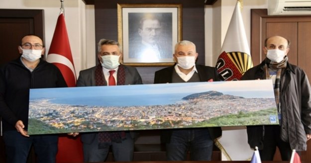 Gökçeoğlu’ndan Şahin’e anlamlı hediye