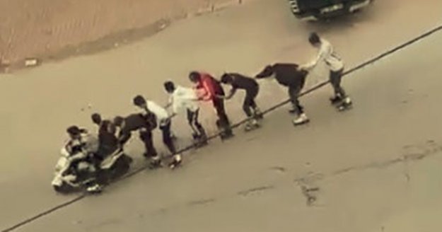 Kaykaycı gençler motosikletin arkasında 8 kişilik kuyruk yapıp tur attı