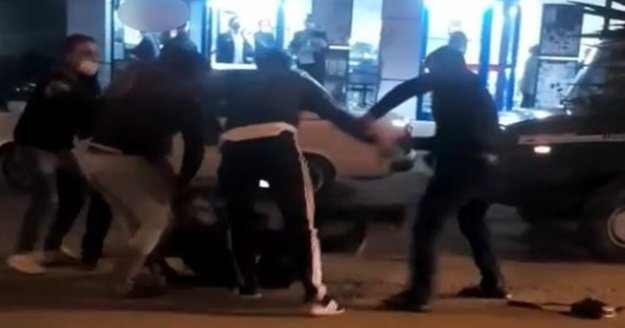 Kazada yaralanmayan motosiklet sürücü yediği dayakla hastanelik oldu