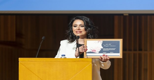 Oğlu için ürettiği Propolisle 'İnsanlığa Değer Katan Girişimci' ödülünü aldı