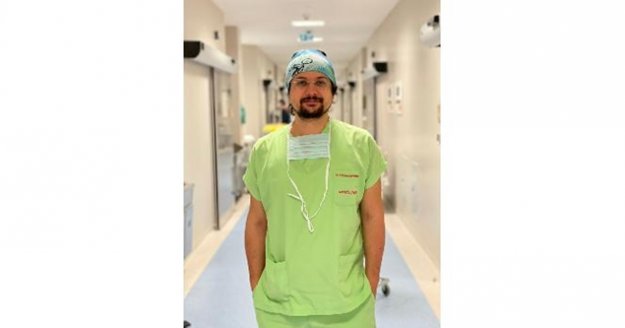 Op. Dr. İbrahim Alper Aksakal veganları uyardı: "Burun estetiğine ilaçla hazırlanın"