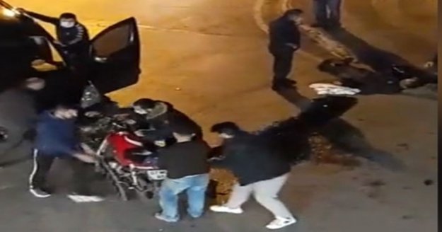 Otomobilin altına giren motosiklet sürücüsü ölümden döndü