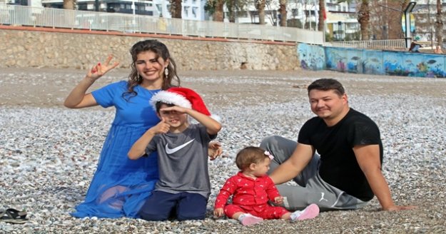 Türkiye aşığı Rus turistin deniz keyfi, diğer turistleri bile kıskandırdı