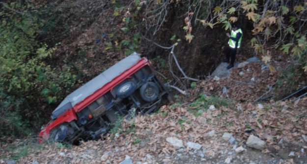 Uçuruma yuvarlanan kamyonetteki yaralı yalın ayak 600 metre yürüyüp yardım istedi