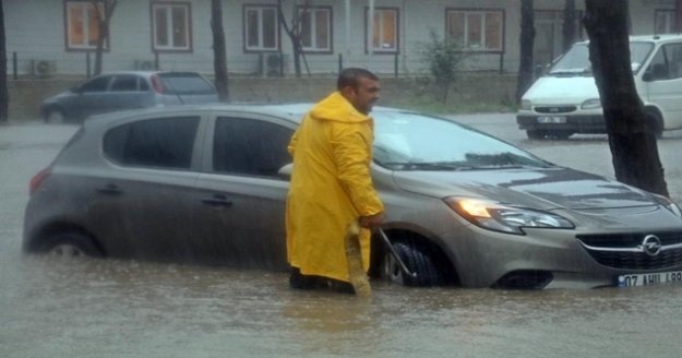 Uyarılar sonuç verdi, Antalya'da fırtına afete dönmedi