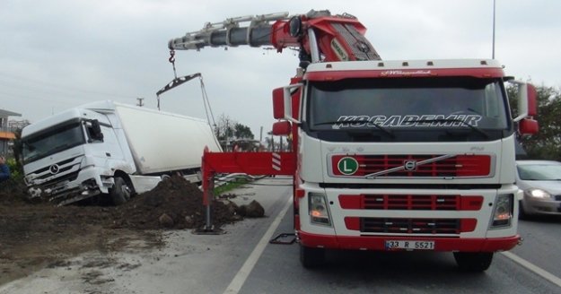 Uyuyan tır sürücüsü bariyerleri aşıp kanala devrildi