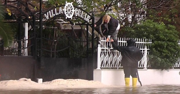 Yollar suyla doldu, evine demir parmaklıklardan atlayarak girdi