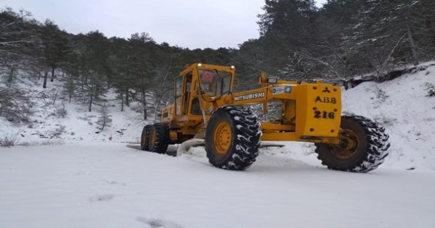 Alanya'da kardan kapanan yollar açılıyor
