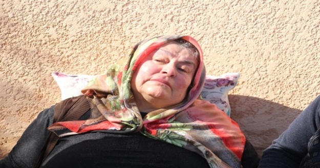 Antalya'da evi yanan yaşlı kadın fenalık geçirdi
