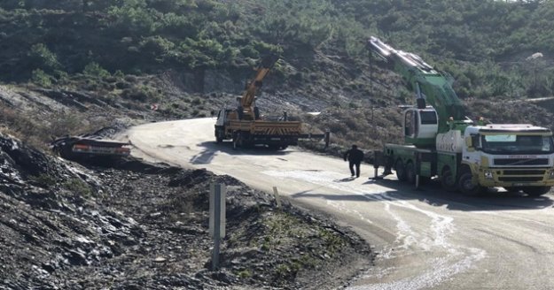 Antalya-Mersin karayolunda devrilen tırın dorsesi yolu trafiğe kapattı