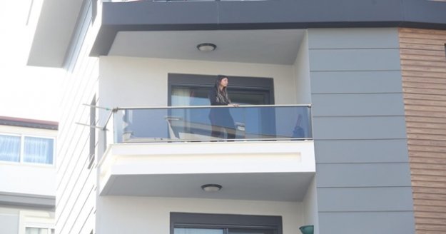 Çocuğu kapıyı kilitleyince balkonda mahsur kalan kadını itfaiye kurtardı