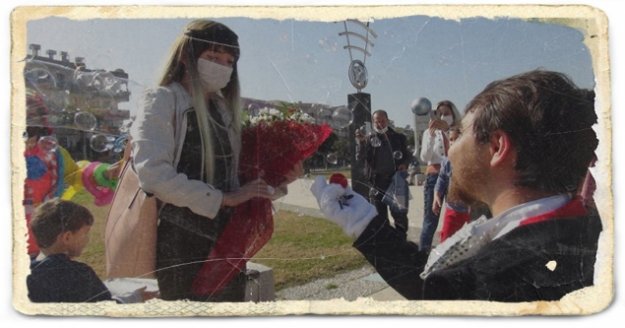 Delikanlı kostümün içinden çıktı genç kız neye uğradığını şaşırdı