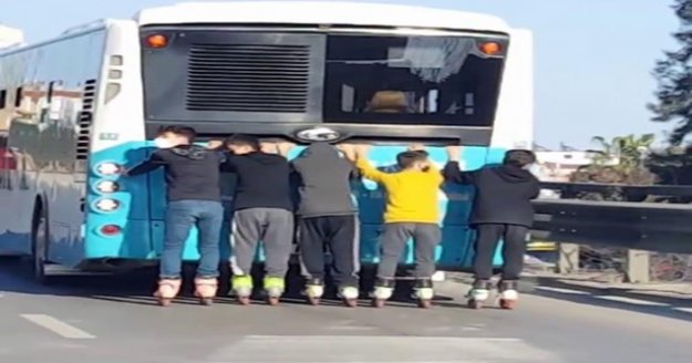 Halk otobüsünün arkasında çocukların tehlikeli paten yolculuğu